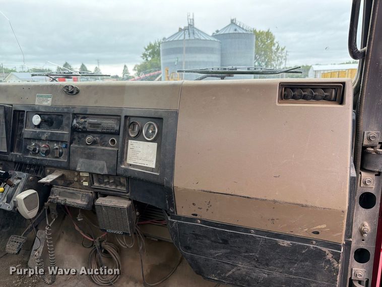 image for item FT8114 1995 International 4700 truck cab and chassis