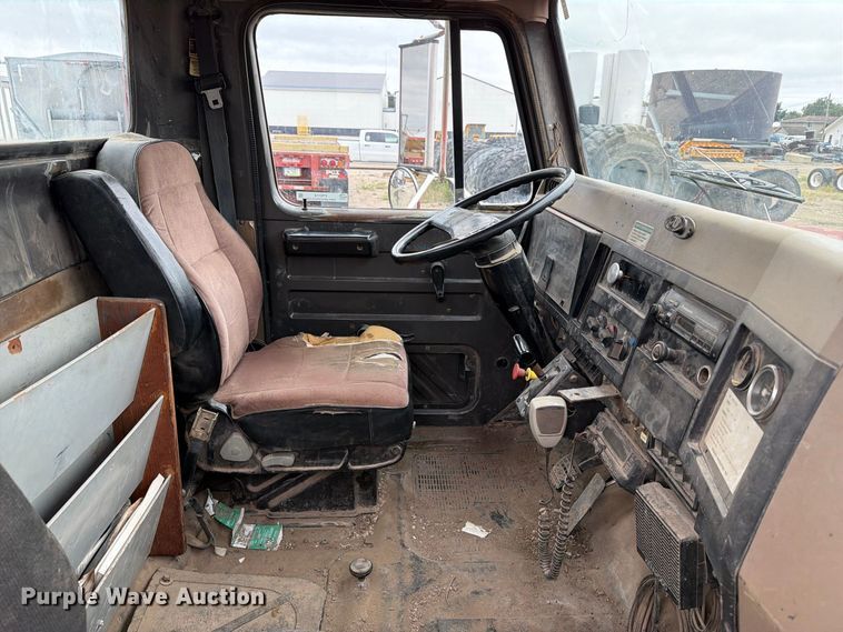 image for item FT8114 1995 International 4700 truck cab and chassis