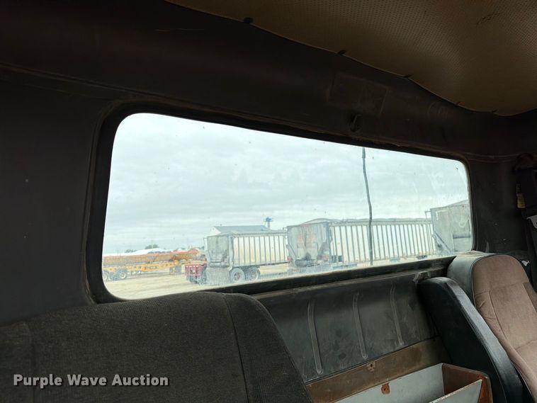 image for item FT8114 1995 International 4700 truck cab and chassis