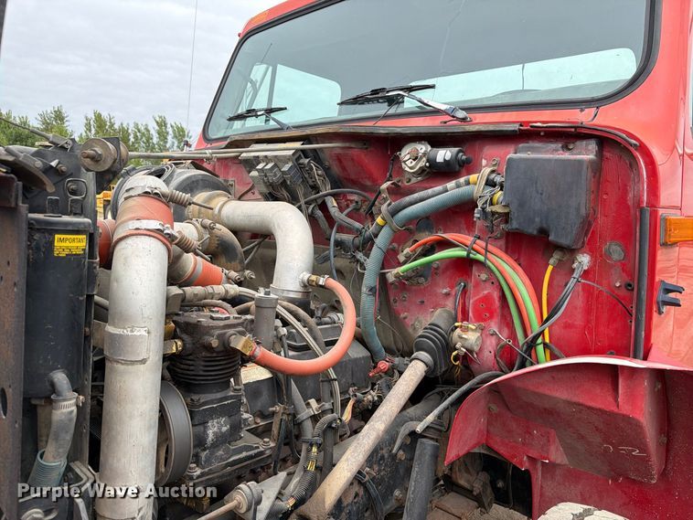 image for item FT8114 1995 International 4700 truck cab and chassis
