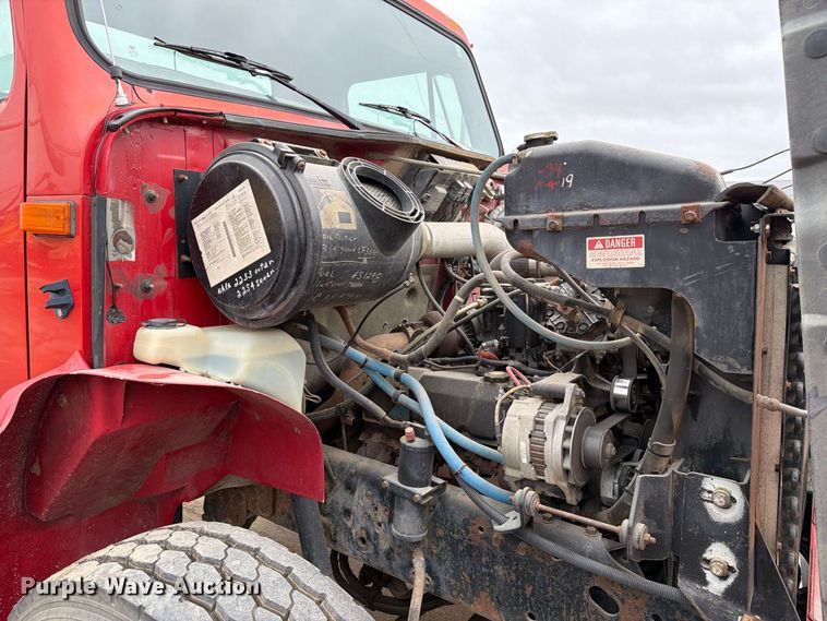 image for item FT8114 1995 International 4700 truck cab and chassis