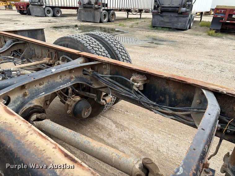 image for item FT8114 1995 International 4700 truck cab and chassis