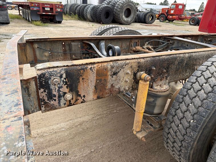 image for item FT8114 1995 International 4700 truck cab and chassis