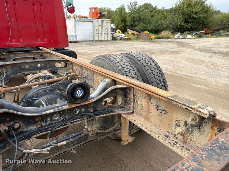 image for item FT8114 1995 International 4700 truck cab and chassis