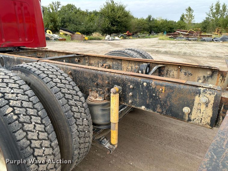 image for item FT8114 1995 International 4700 truck cab and chassis