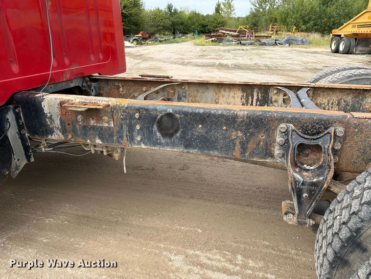 image for item FT8114 1995 International 4700 truck cab and chassis