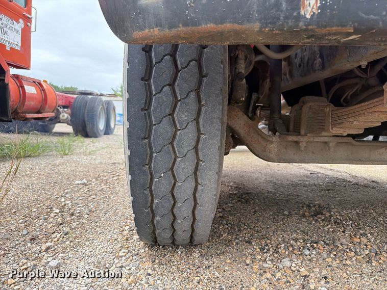 image for item FT8114 1995 International 4700 truck cab and chassis