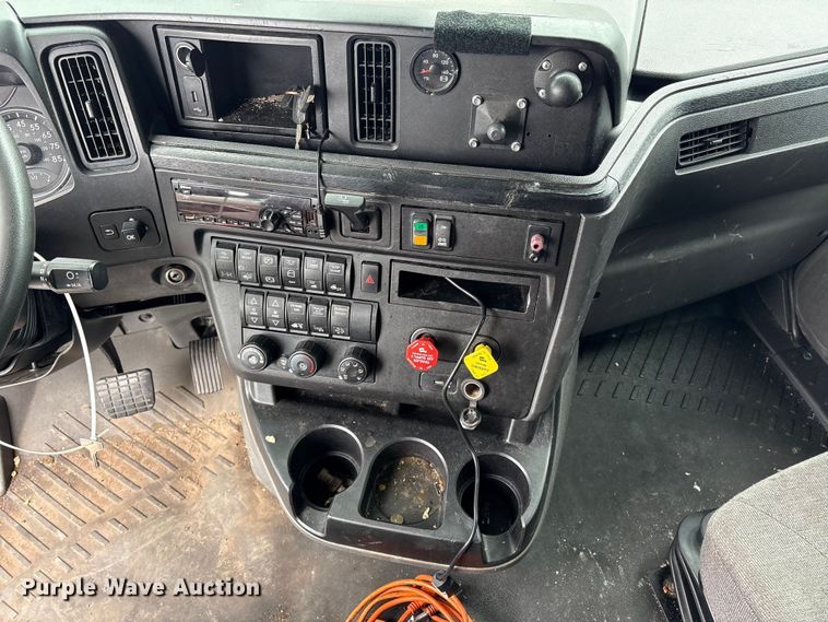 image for item YA1295 2018 International LT625 semi truck