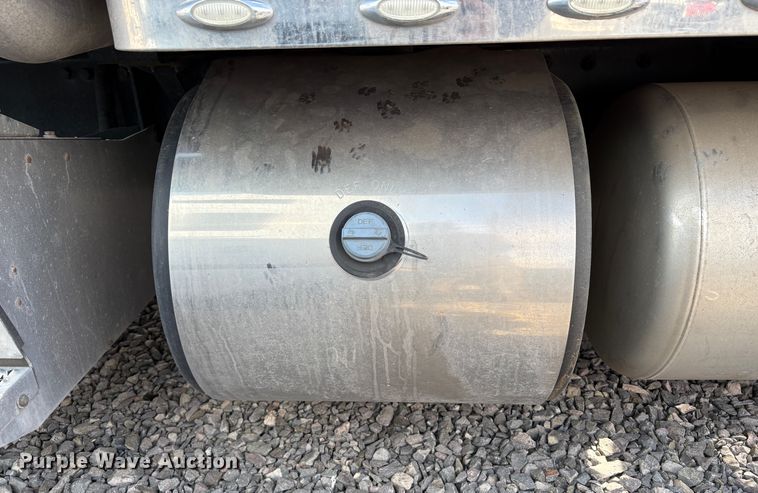 image for item YA2222 2019 Peterbilt 567 semi truck