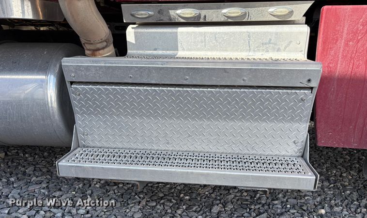 image for item YA2222 2019 Peterbilt 567 semi truck