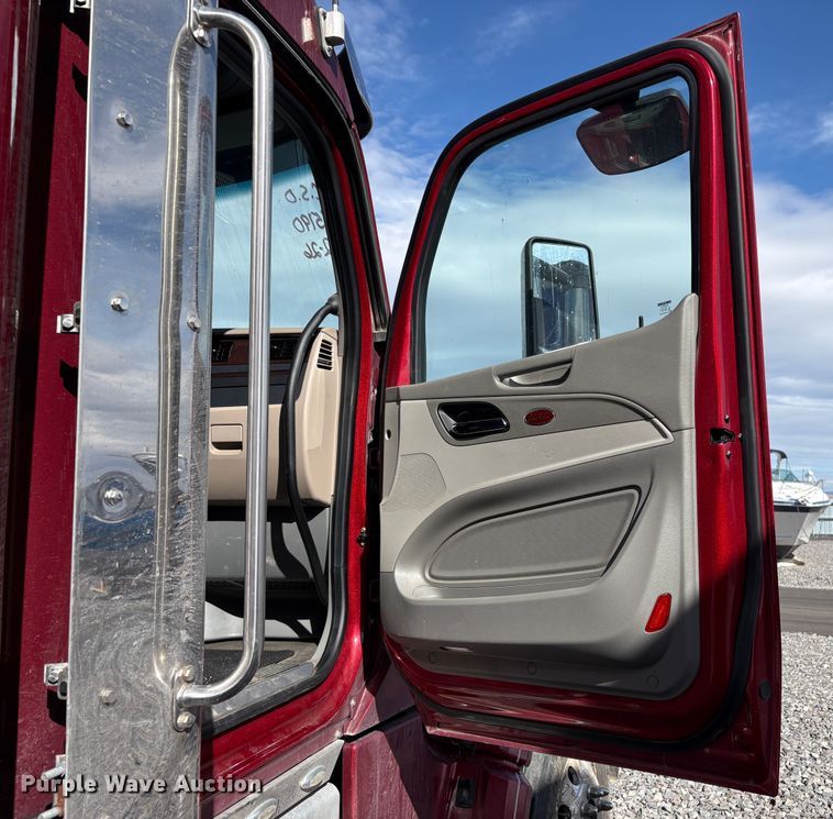 image for item YA2222 2019 Peterbilt 567 semi truck