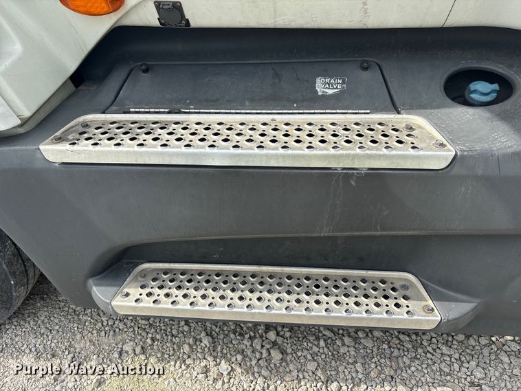 image for item YA2431 2019 International LT625 semi truck