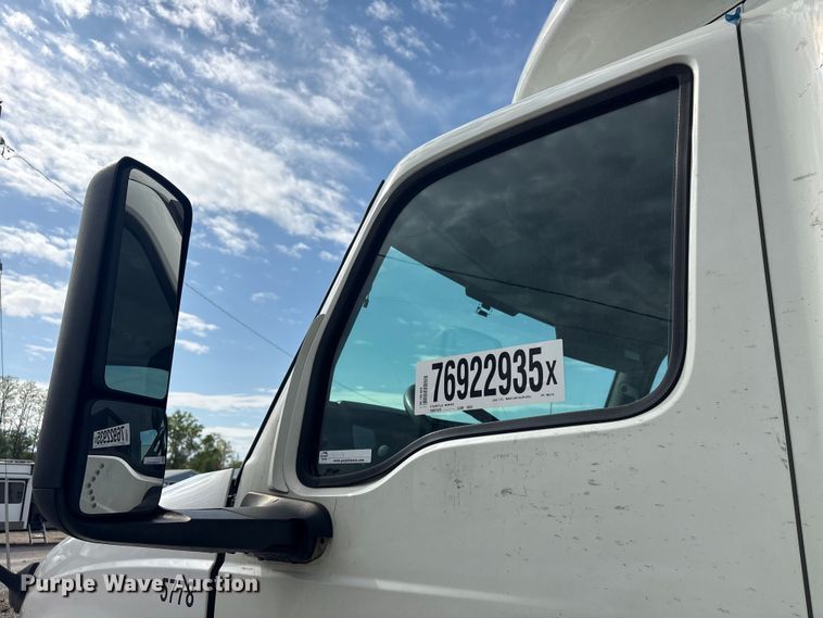 image for item YA2431 2019 International LT625 semi truck