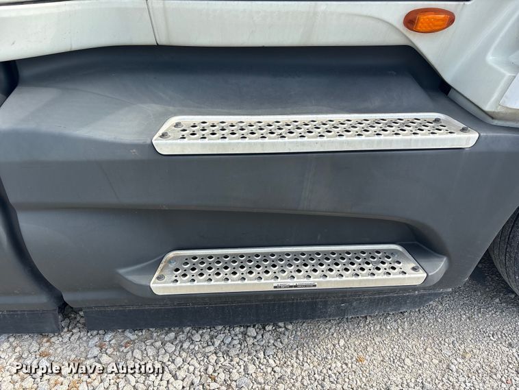 image for item YA2431 2019 International LT625 semi truck