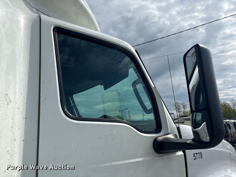 image for item YA2431 2019 International LT625 semi truck