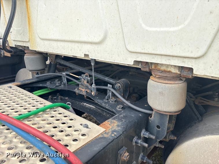 image for item YA2431 2019 International LT625 semi truck
