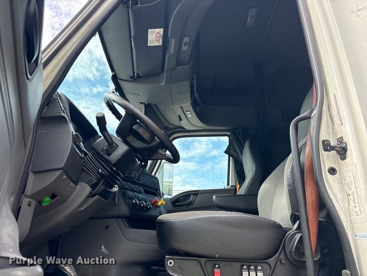 image for item YA2431 2019 International LT625 semi truck
