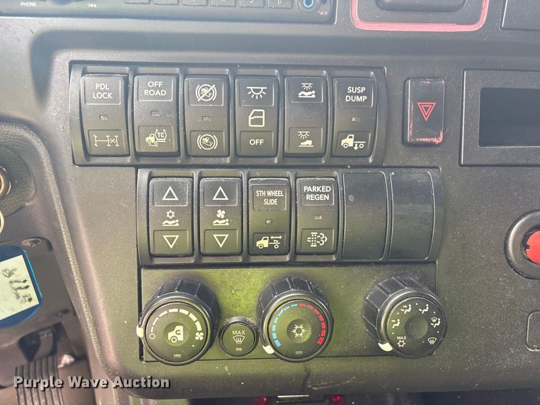 image for item YA2431 2019 International LT625 semi truck