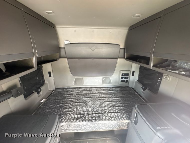 image for item YA2431 2019 International LT625 semi truck