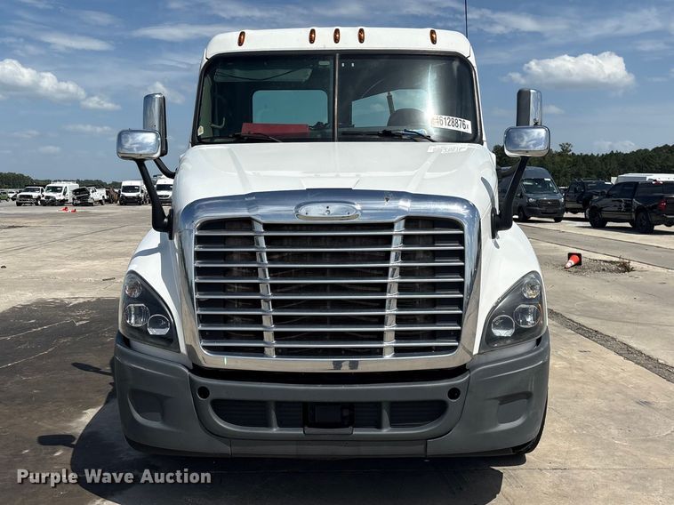 image for item YA2847 2018 Freightliner Cascadia semi truck