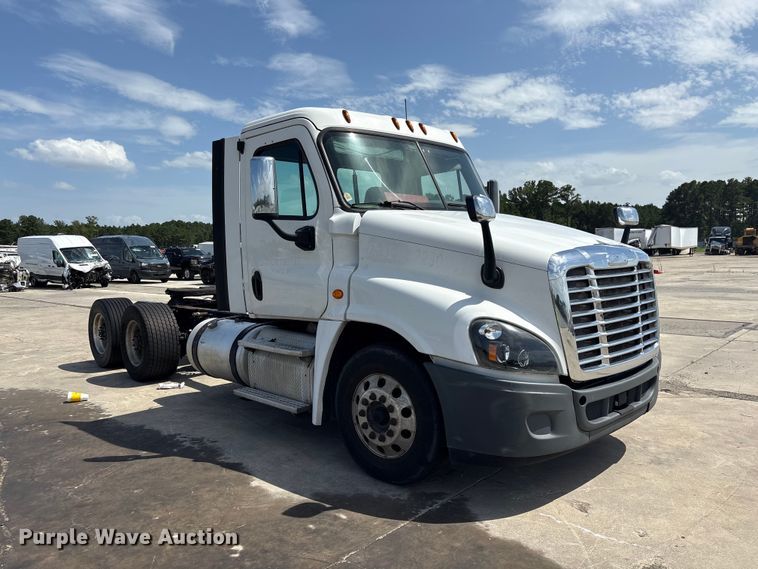 image for item YA2847 2018 Freightliner Cascadia semi truck
