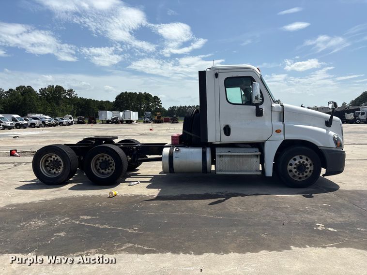 image for item YA2847 2018 Freightliner Cascadia semi truck