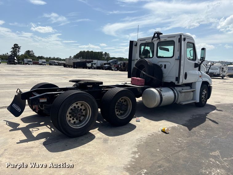 image for item YA2847 2018 Freightliner Cascadia semi truck