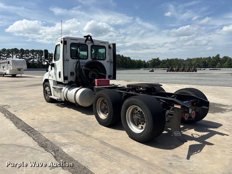 image for item YA2847 2018 Freightliner Cascadia semi truck