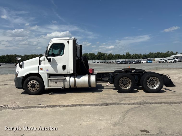 image for item YA2847 2018 Freightliner Cascadia semi truck