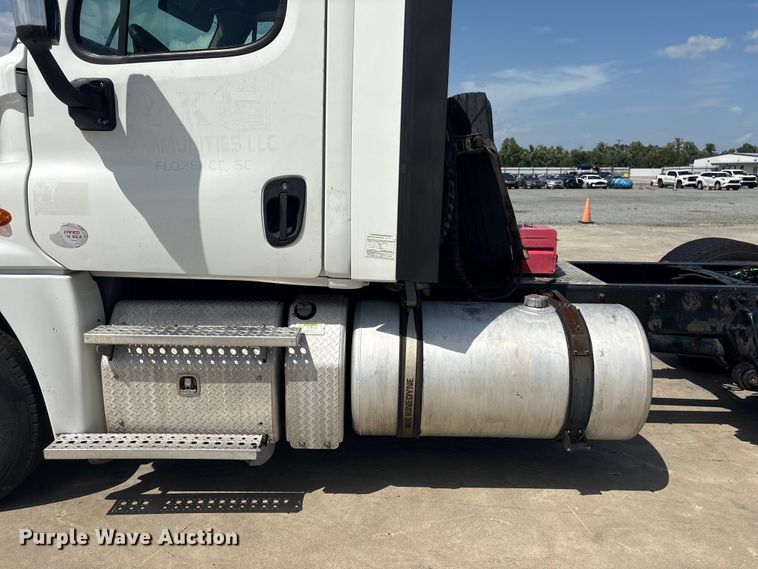 image for item YA2847 2018 Freightliner Cascadia semi truck