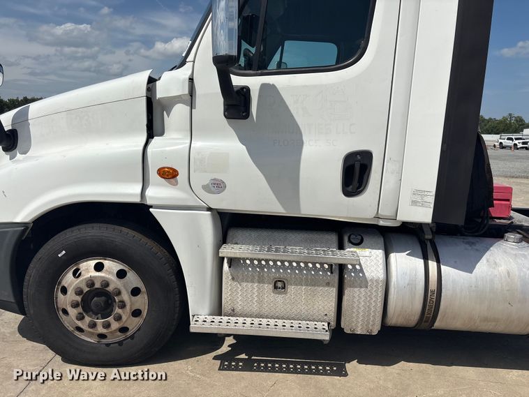 image for item YA2847 2018 Freightliner Cascadia semi truck