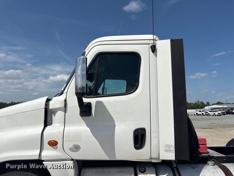 image for item YA2847 2018 Freightliner Cascadia semi truck