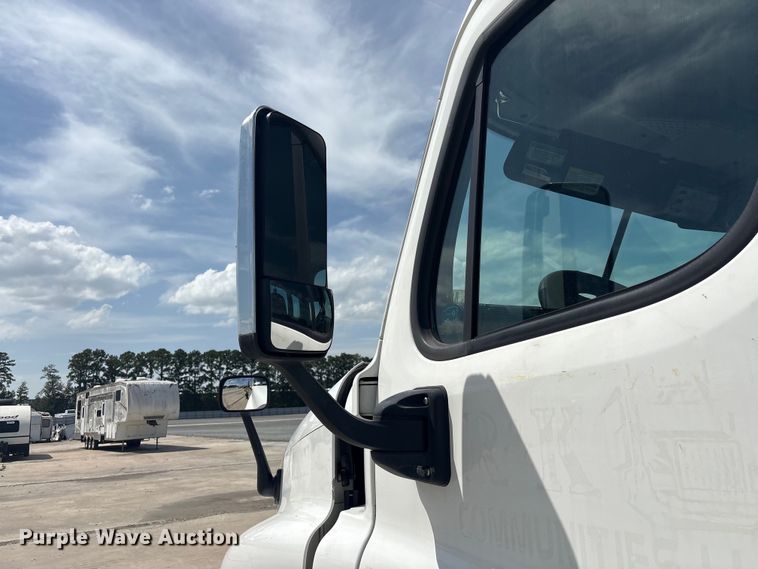 image for item YA2847 2018 Freightliner Cascadia semi truck