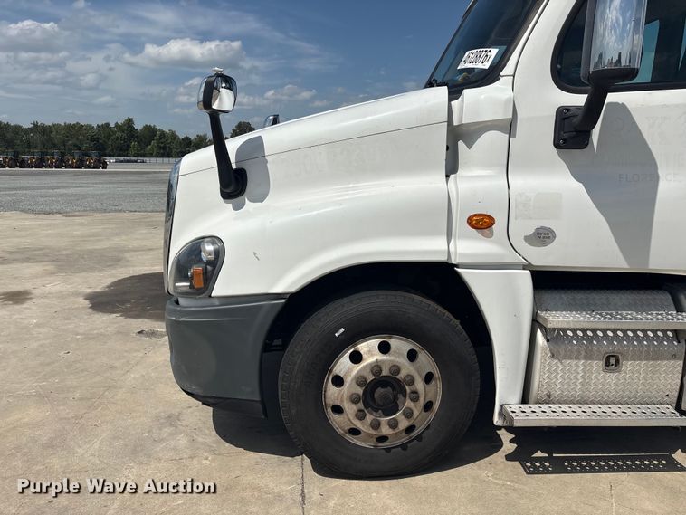 image for item YA2847 2018 Freightliner Cascadia semi truck