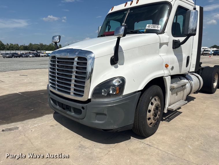 image for item YA2847 2018 Freightliner Cascadia semi truck