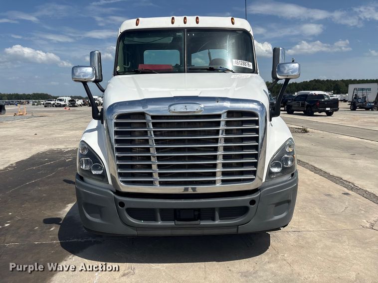 image for item YA2847 2018 Freightliner Cascadia semi truck