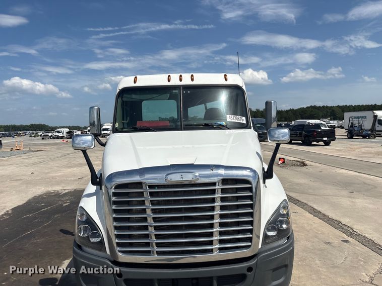 image for item YA2847 2018 Freightliner Cascadia semi truck