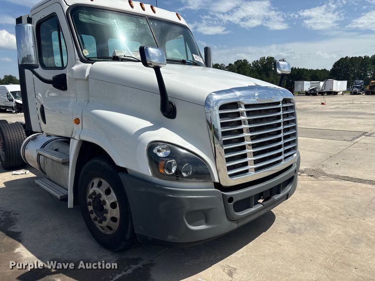 image for item YA2847 2018 Freightliner Cascadia semi truck