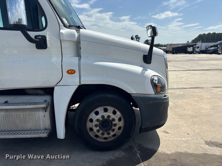image for item YA2847 2018 Freightliner Cascadia semi truck