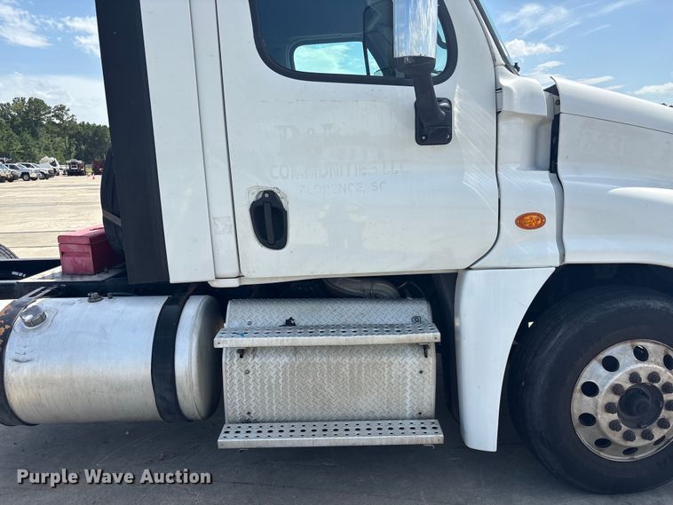 image for item YA2847 2018 Freightliner Cascadia semi truck