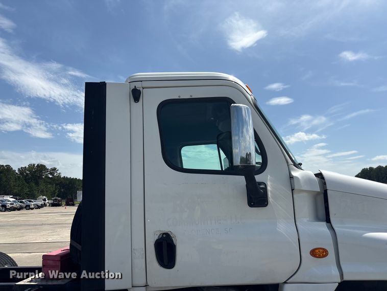 image for item YA2847 2018 Freightliner Cascadia semi truck
