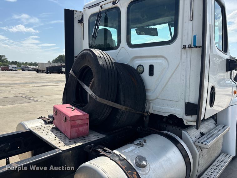image for item YA2847 2018 Freightliner Cascadia semi truck