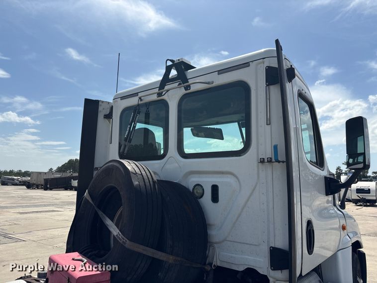 image for item YA2847 2018 Freightliner Cascadia semi truck