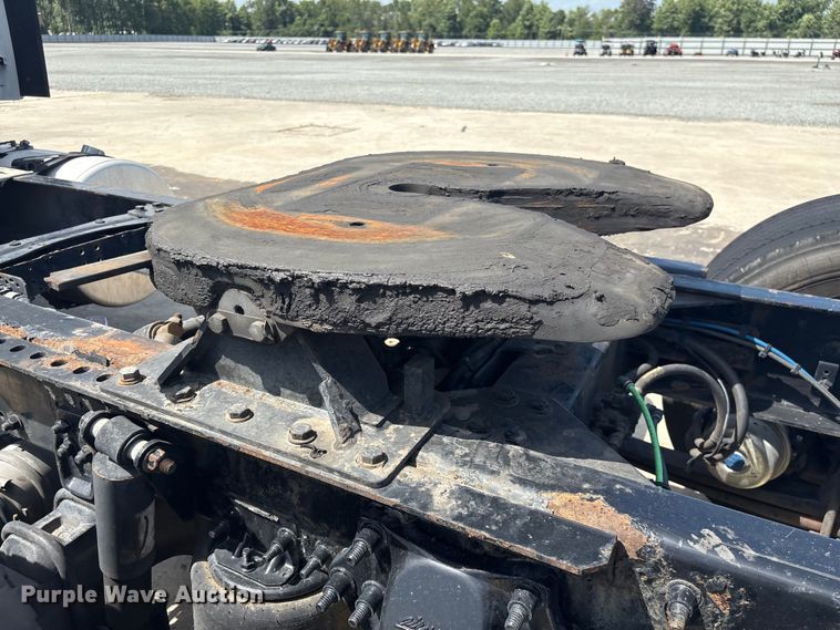 image for item YA2847 2018 Freightliner Cascadia semi truck