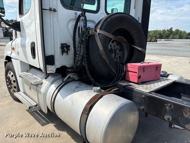 image for item YA2847 2018 Freightliner Cascadia semi truck