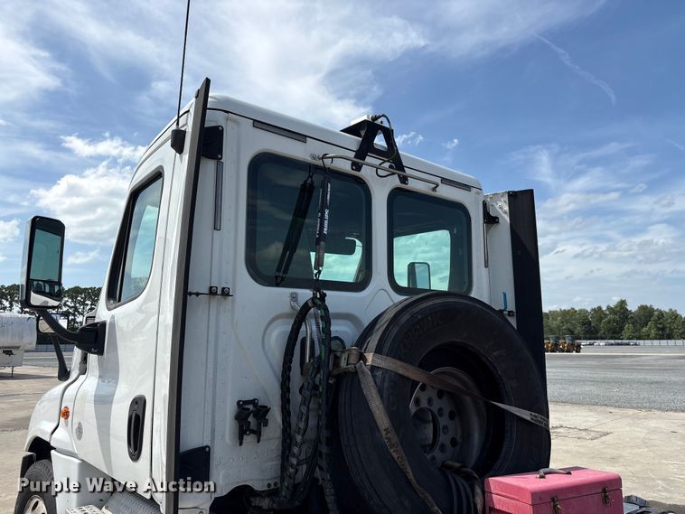 image for item YA2847 2018 Freightliner Cascadia semi truck