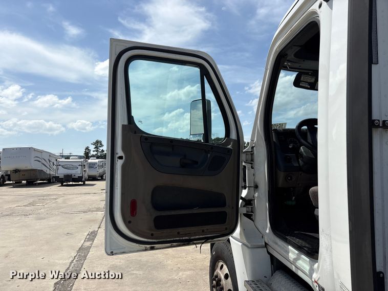 image for item YA2847 2018 Freightliner Cascadia semi truck