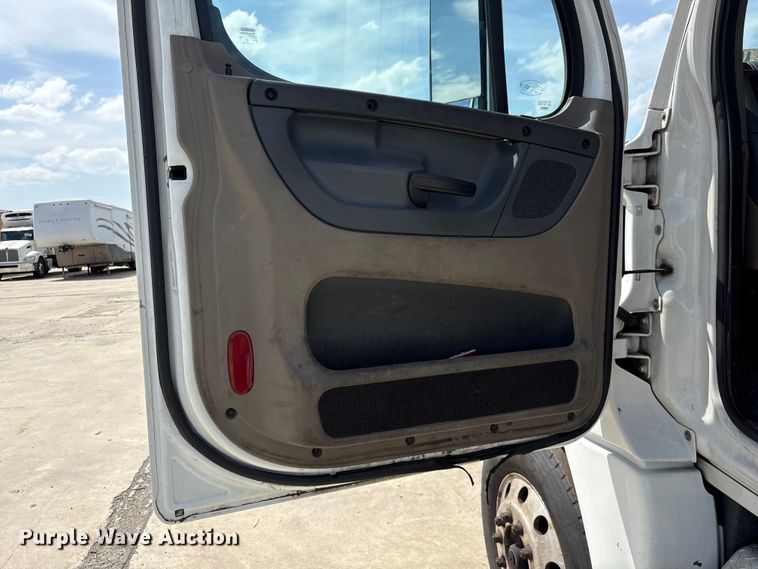 image for item YA2847 2018 Freightliner Cascadia semi truck