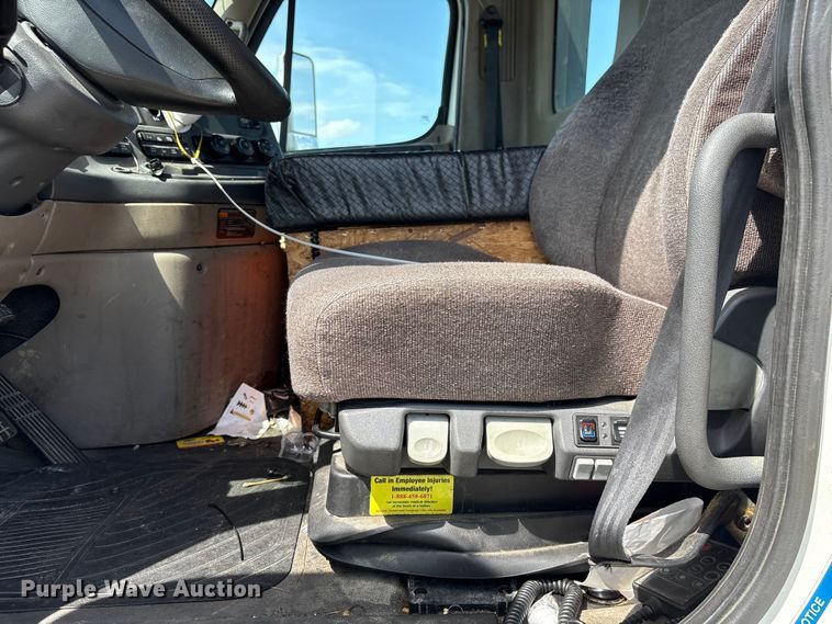 image for item YA2847 2018 Freightliner Cascadia semi truck