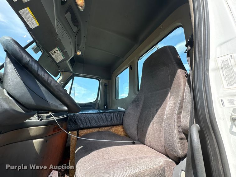 image for item YA2847 2018 Freightliner Cascadia semi truck